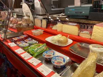 ...con all�interno scamorza e ricotta di noci, giuncata, burratine, provolone, stracciatella e Philadelphia